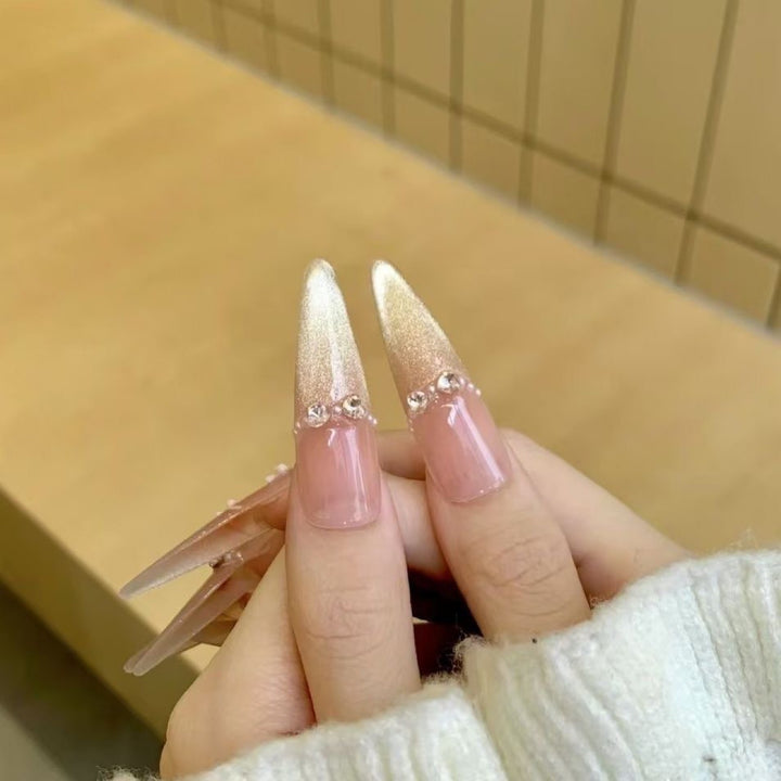 Glamouröse Stiletto-Nagelerweiterungen