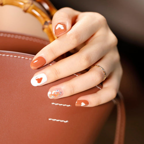 Künstliche Nagelgestaltung mit Herz-Motiv Karnz