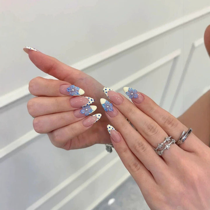 Künstlerisches Press-On-Nagelset mit floralem und Punktedesign Karnz