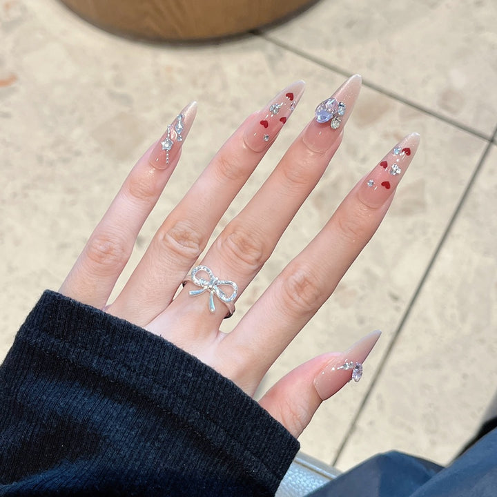 Künstlerisches Nageldesign mit dekorativen Elementen Karnz