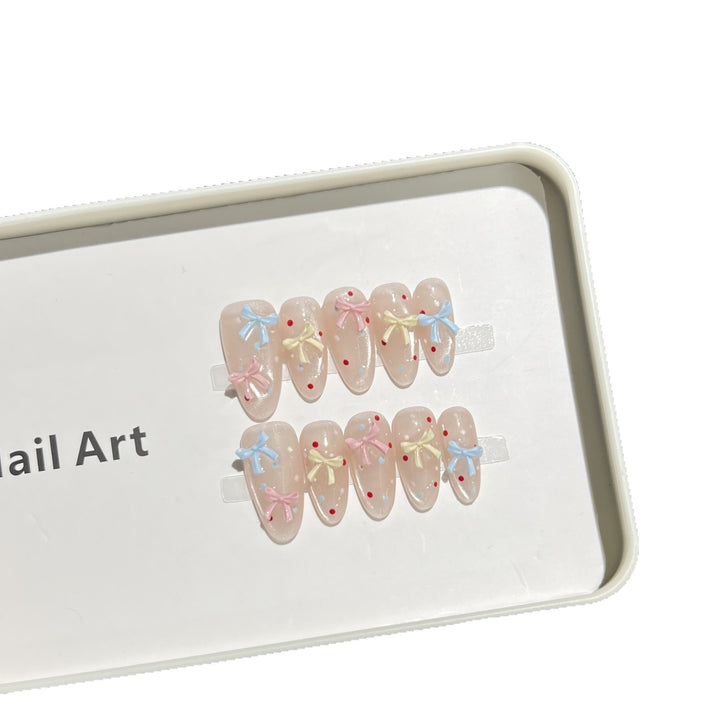 Dekoratives Press-On-Nagelset mit charmantem Bogen und Punkten Karnz
