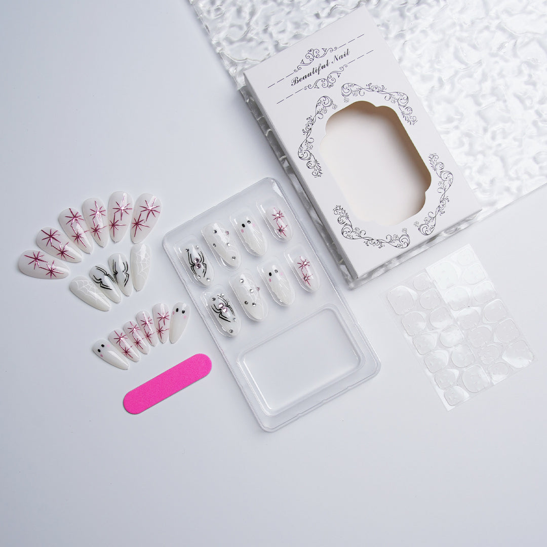 Kunstvolles Nagelset mit Edelstahl-Applikationen Karnz