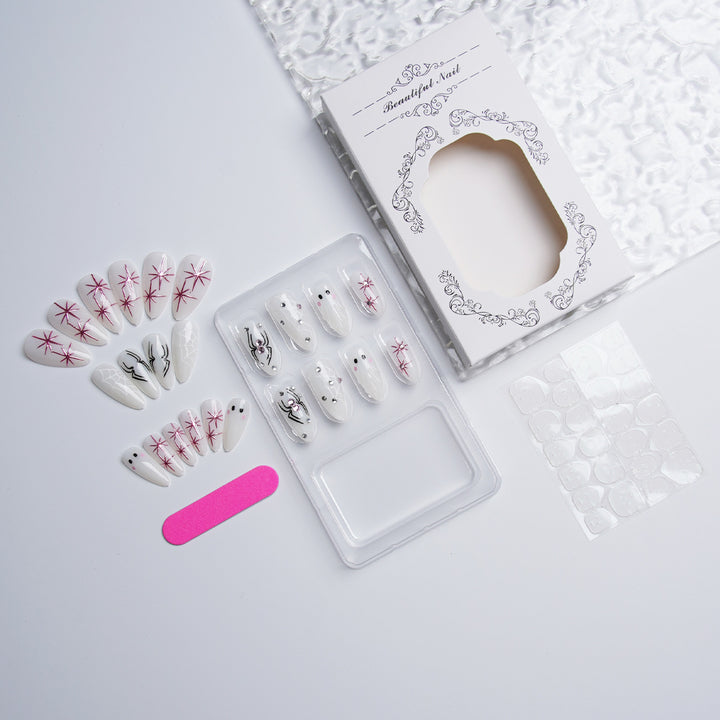 Kunstvolles Nagelset mit Edelstahl-Applikationen Karnz