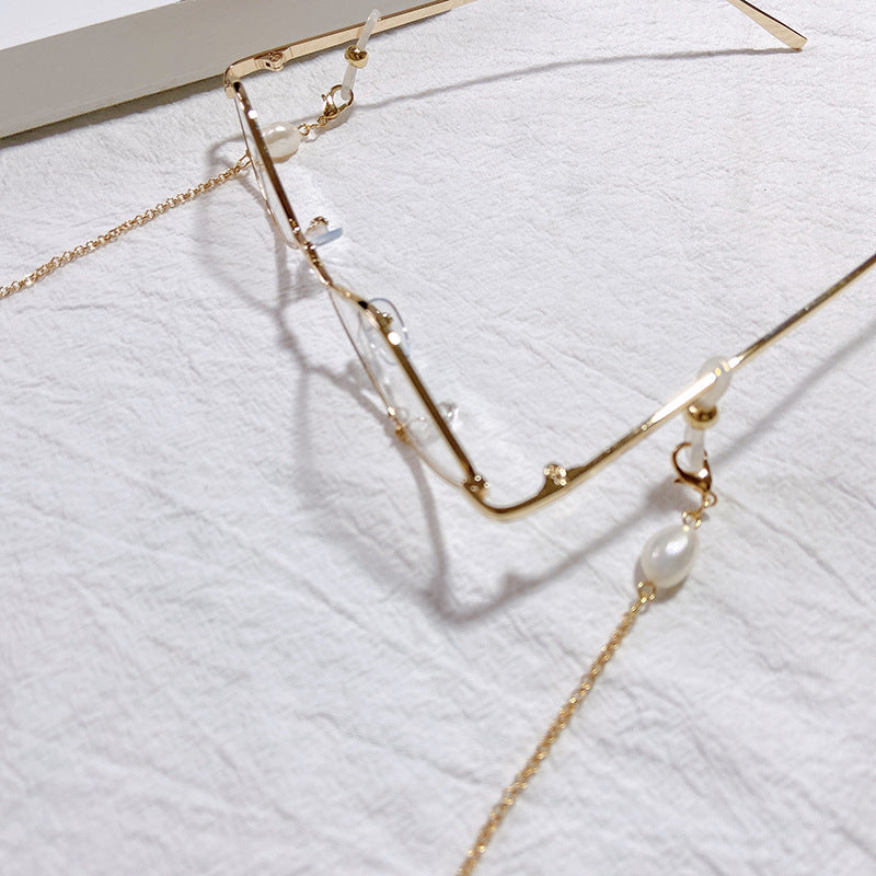Elegante Schmuckhalterkette mit Perlen- und Goldakzenten Karnz
