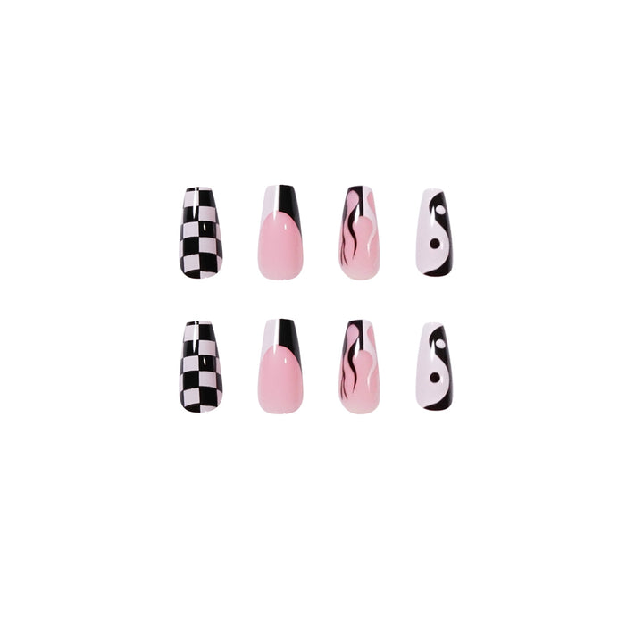 Künstliche Nagelkunst mit modernem grafischen Design Karnz