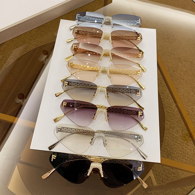 Damen Designer Katzenaugen-Sonnenbrille mit funkelndem Strass-Besatz Karnz