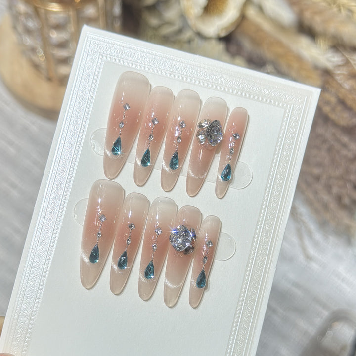 Glamourös Press-On Nagelkunstset mit Kristallverzierungen Karnz