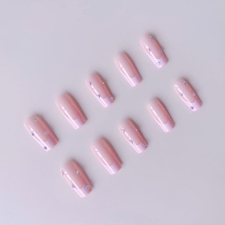 Kunstnagelset mit Glitzer und stilvollen Akzenten Karnz