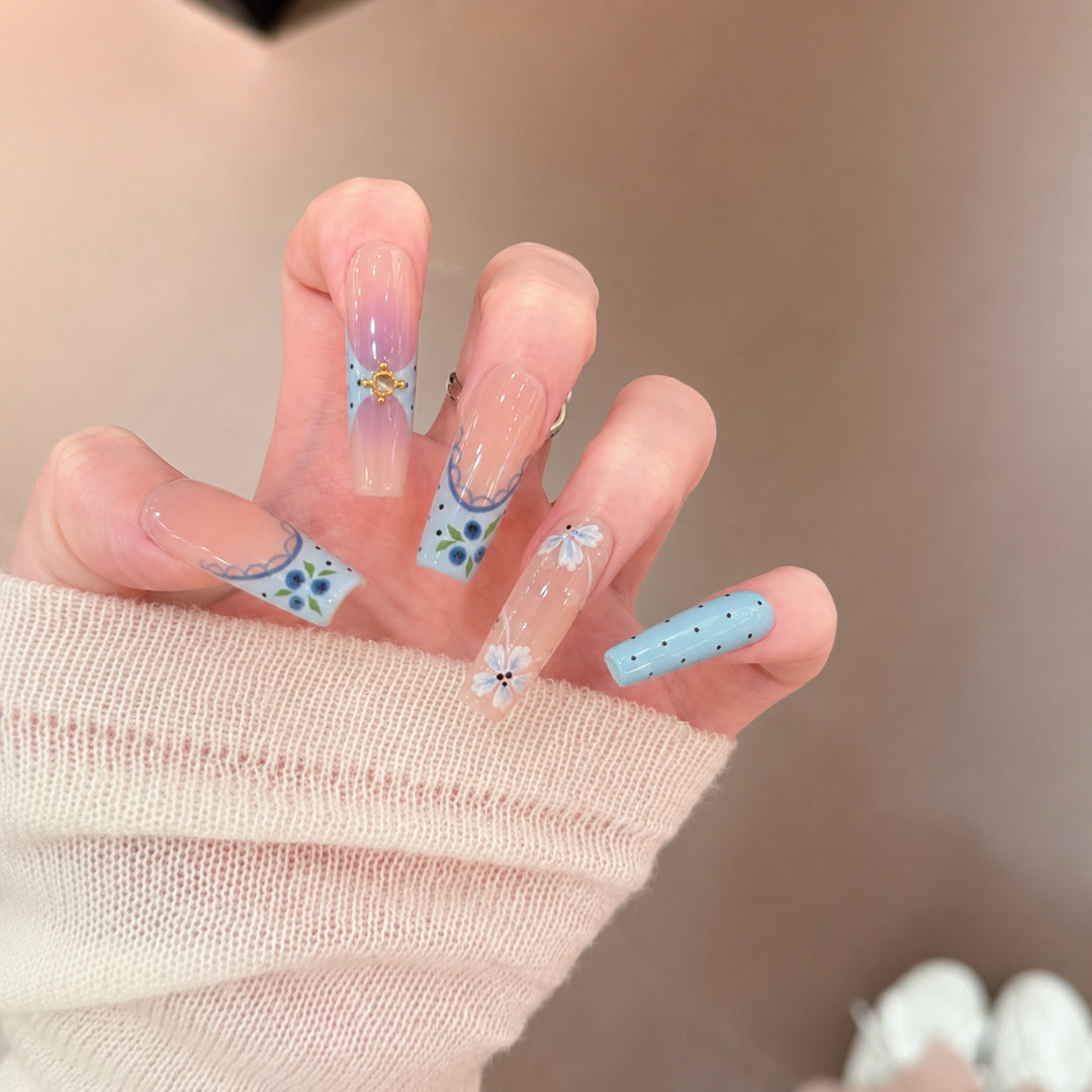 Künstlerisches Press-On-Nagelset mit floralem und geometrischem Design Karnz