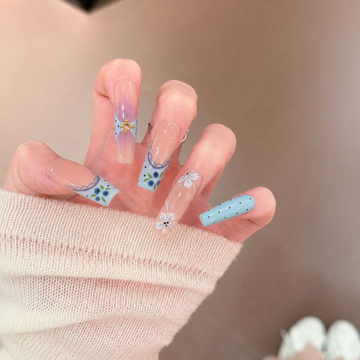 Künstlerisches Press-On-Nagelset mit floralem und geometrischem Design Karnz
