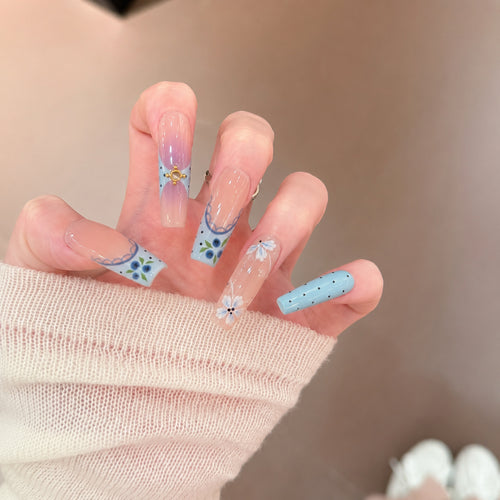Künstlerisches Press-On-Nagelset mit floralem und geometrischem Design Karnz