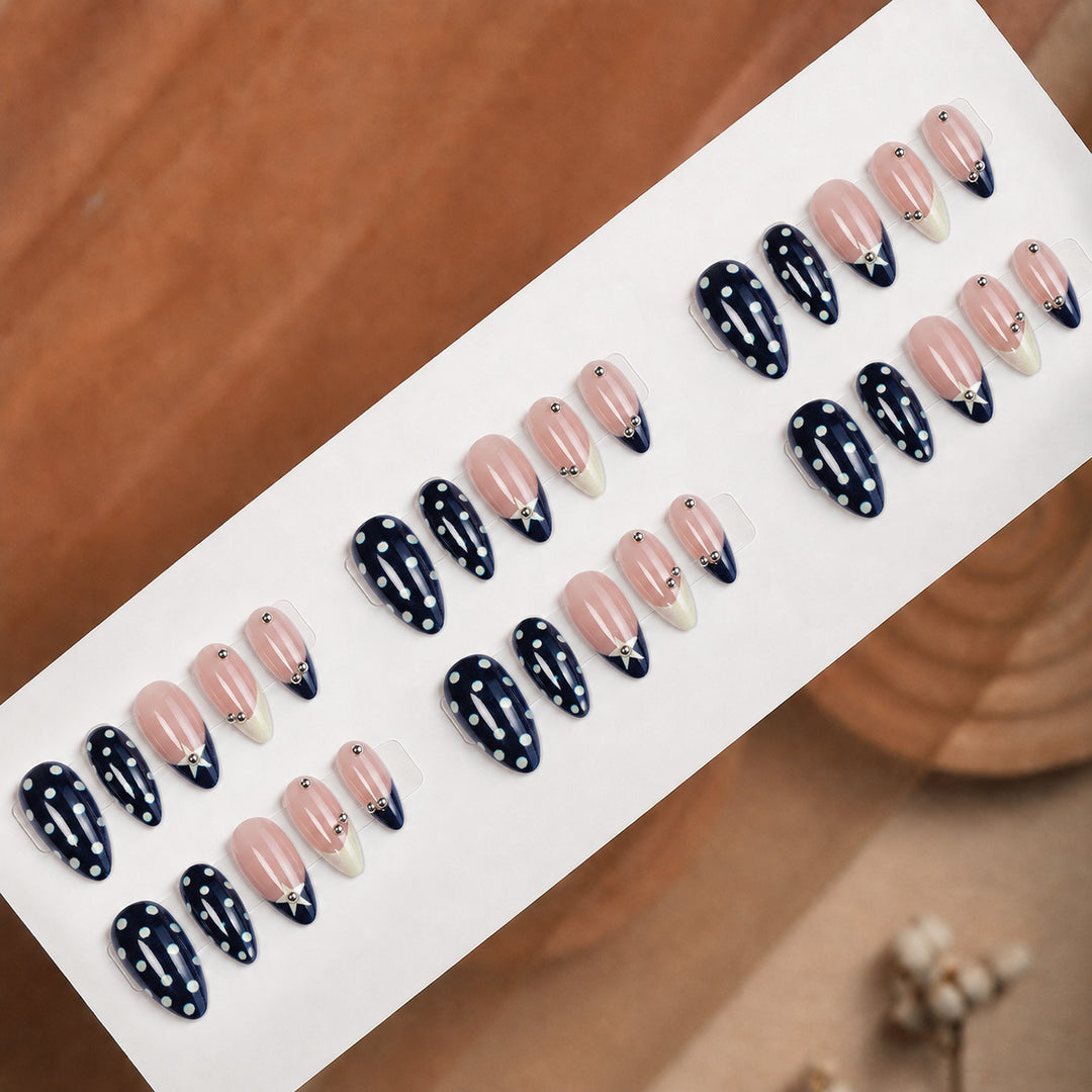 Kunstnagelset mit stilvollen Stern- und Punktmotiven Karnz
