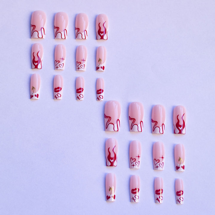 Künstlerisches Nageldesign-Set mit Herz- und Flammendesigns