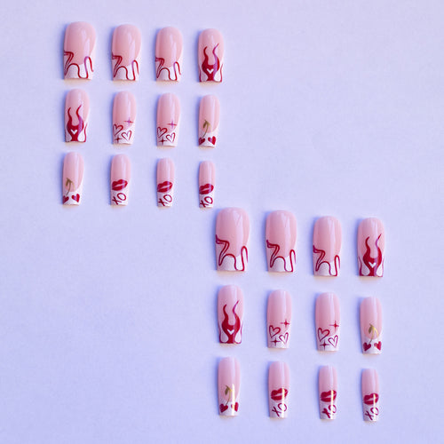 Künstlerisches Nageldesign-Set mit Herz- und Flammendesigns