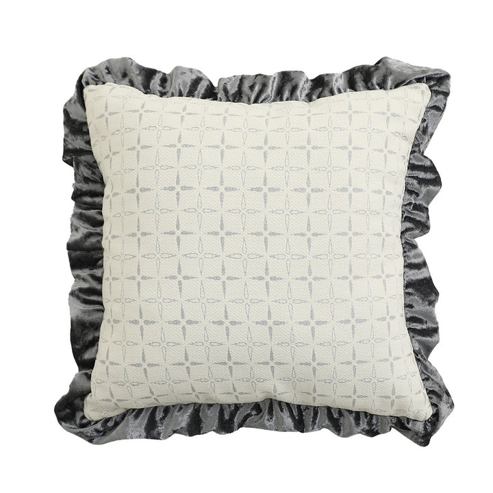 Quadratisches Dekokissen im Barockstil mit Samt-Rüsche und Putto-Jacquard
