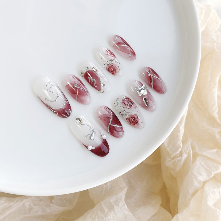 Künstlerisches Press-On-Nagelset mit floralen Designs und Steindekoren