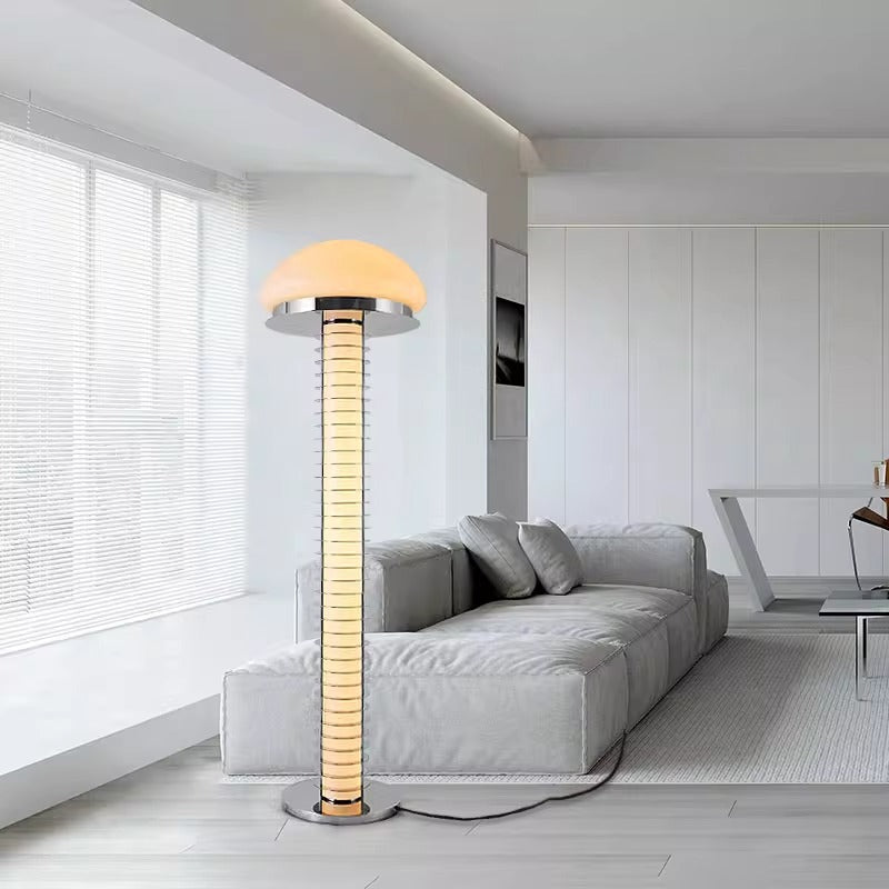 Moderne Tischlampe mit Kuppel-Schirm und sleekem Sockel