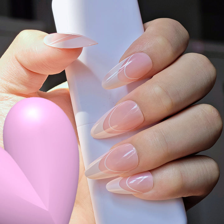 Elegante Stiletto Press-On Nägel mit Künstlerischen Linien Karnz
