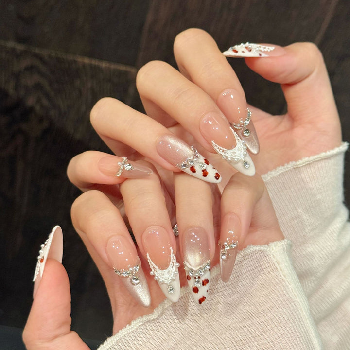 Elegantes Press-On Nagelkunstset mit Herz- und Edelsteinakzenten