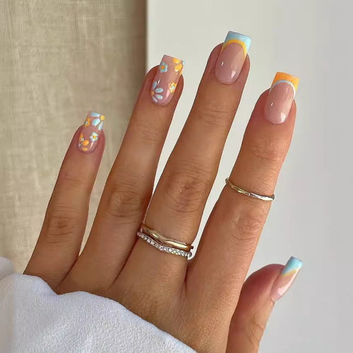 Kunstnagelset mit kreativen floralen Designs und elegantem French-Finish Karnz