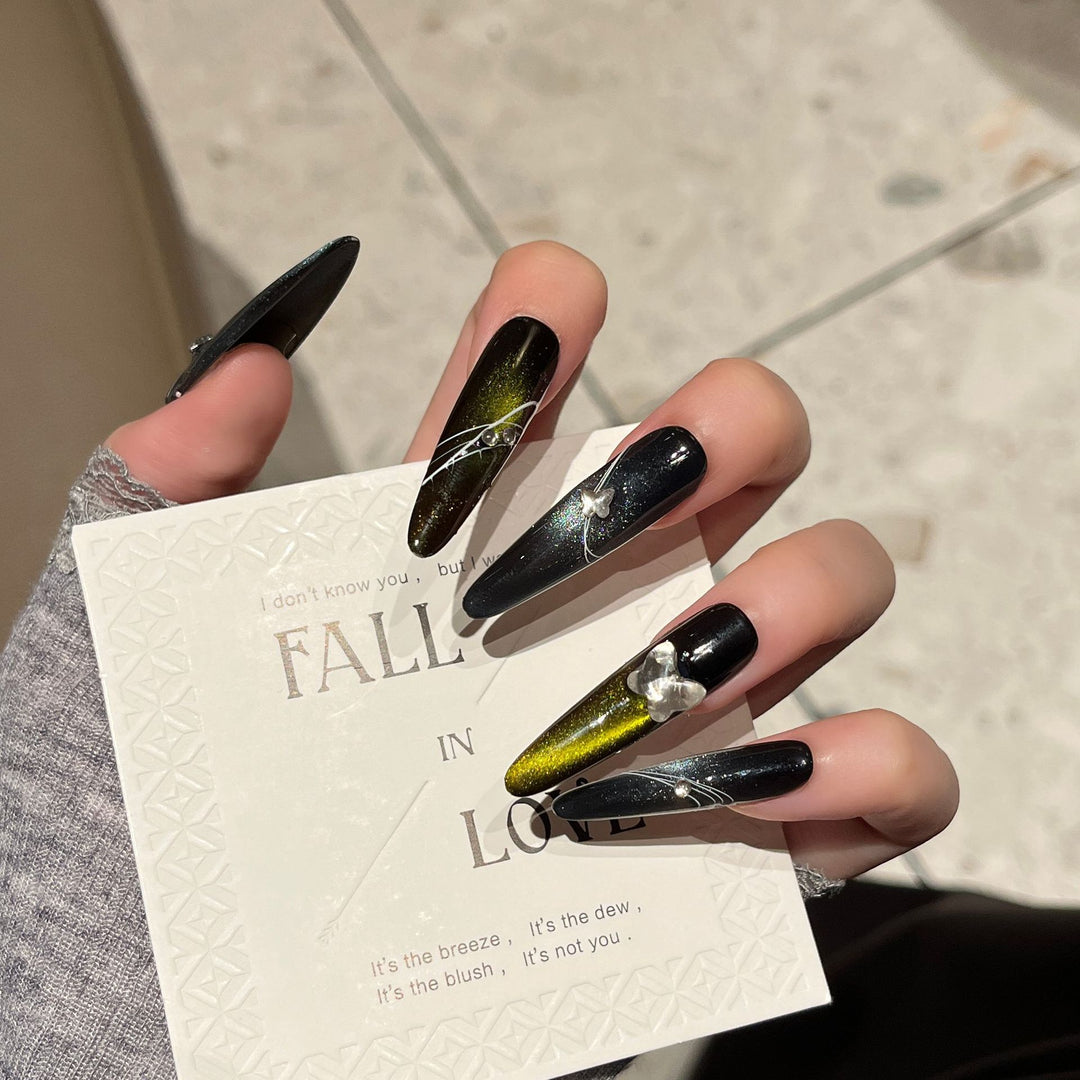 Künstlerische Stiletto-Nagelerweiterungen mit metallischen Akzenten Karnz