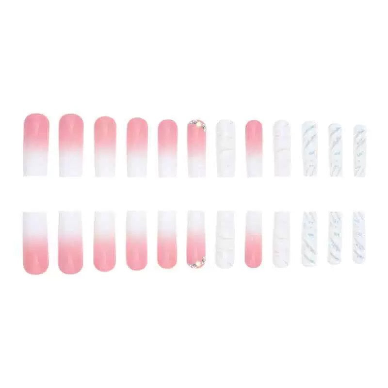 Kunstnagelset mit glamourösen 3D-Akzenten und transparentem Design Karnz