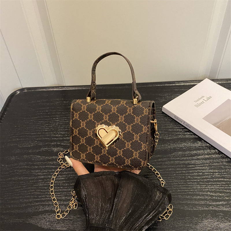 Elegante herzverzierte Handtasche