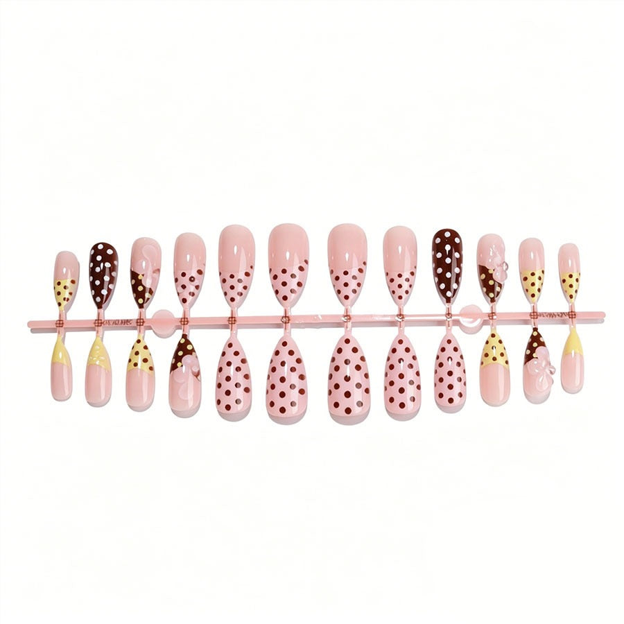 Kreatives Kunstnagelset mit Blumen- und Punkte-Design Karnz