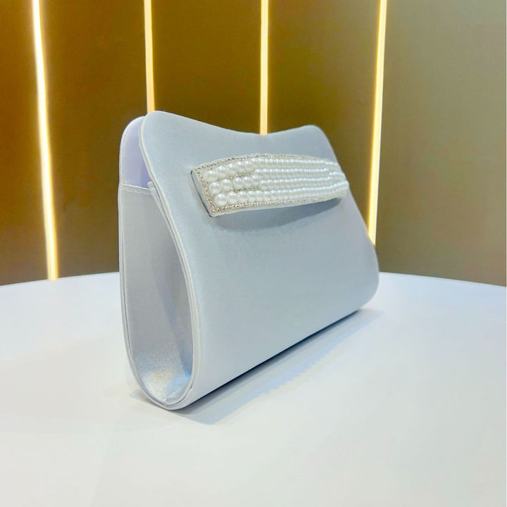 Perlenakzentierte Abend-Clutch