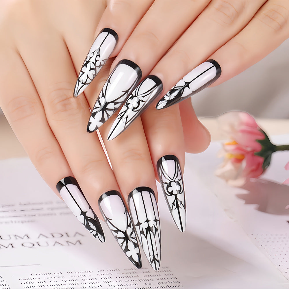 Kreative Kunstnägel mit floralem Design Karnz