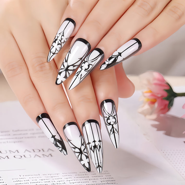 Kreative Kunstnägel mit floralem Design Karnz