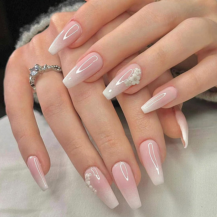 Elegantes Press-On-Nagelset mit floralen Akzenten Karnz