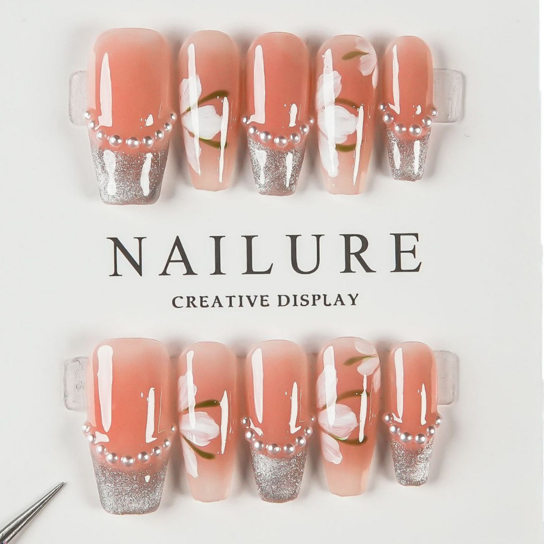 Dekoratives Press-On Nagelset mit floralen und Glitzerakzenten