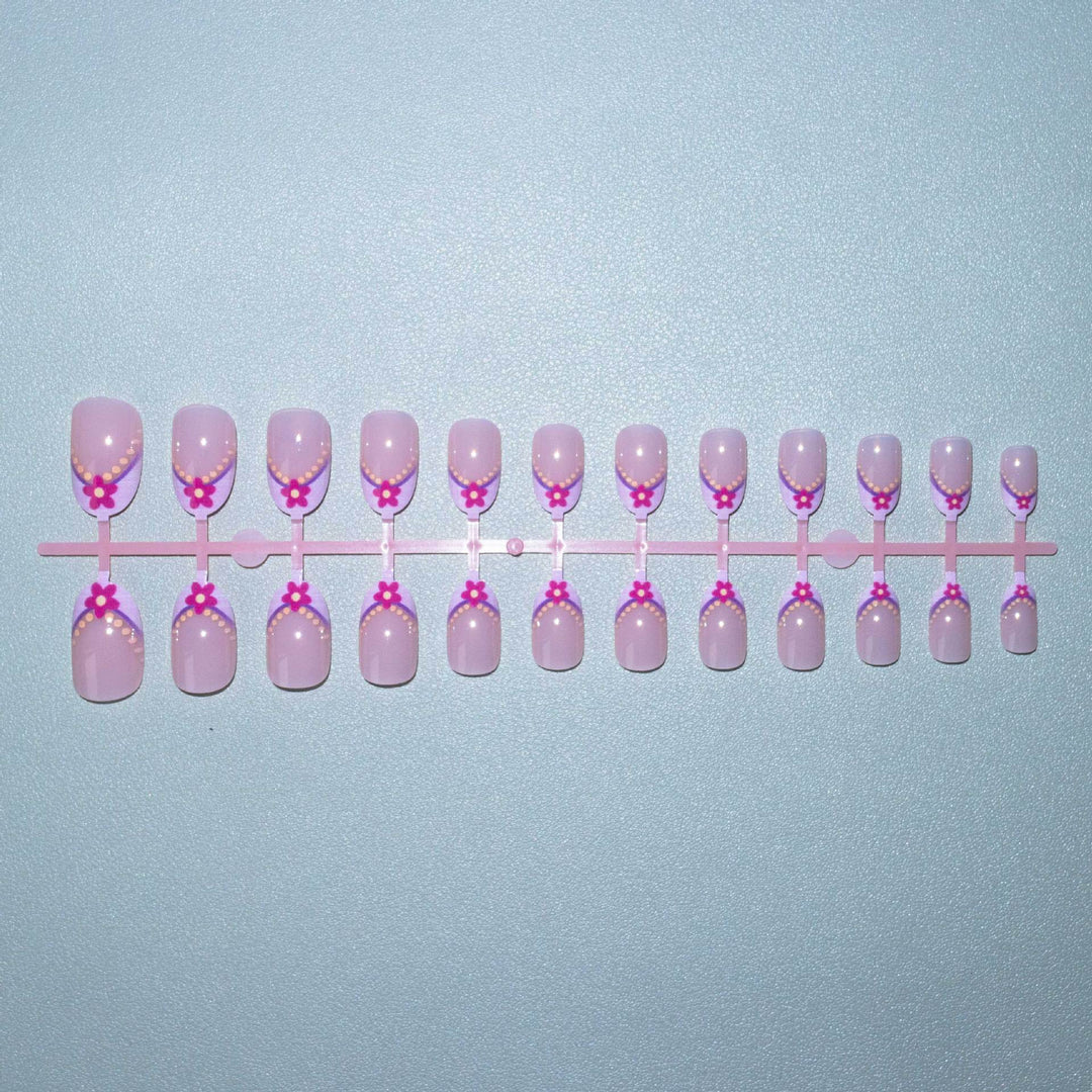 Künstlerische Blumenspitzen Nagelkunst