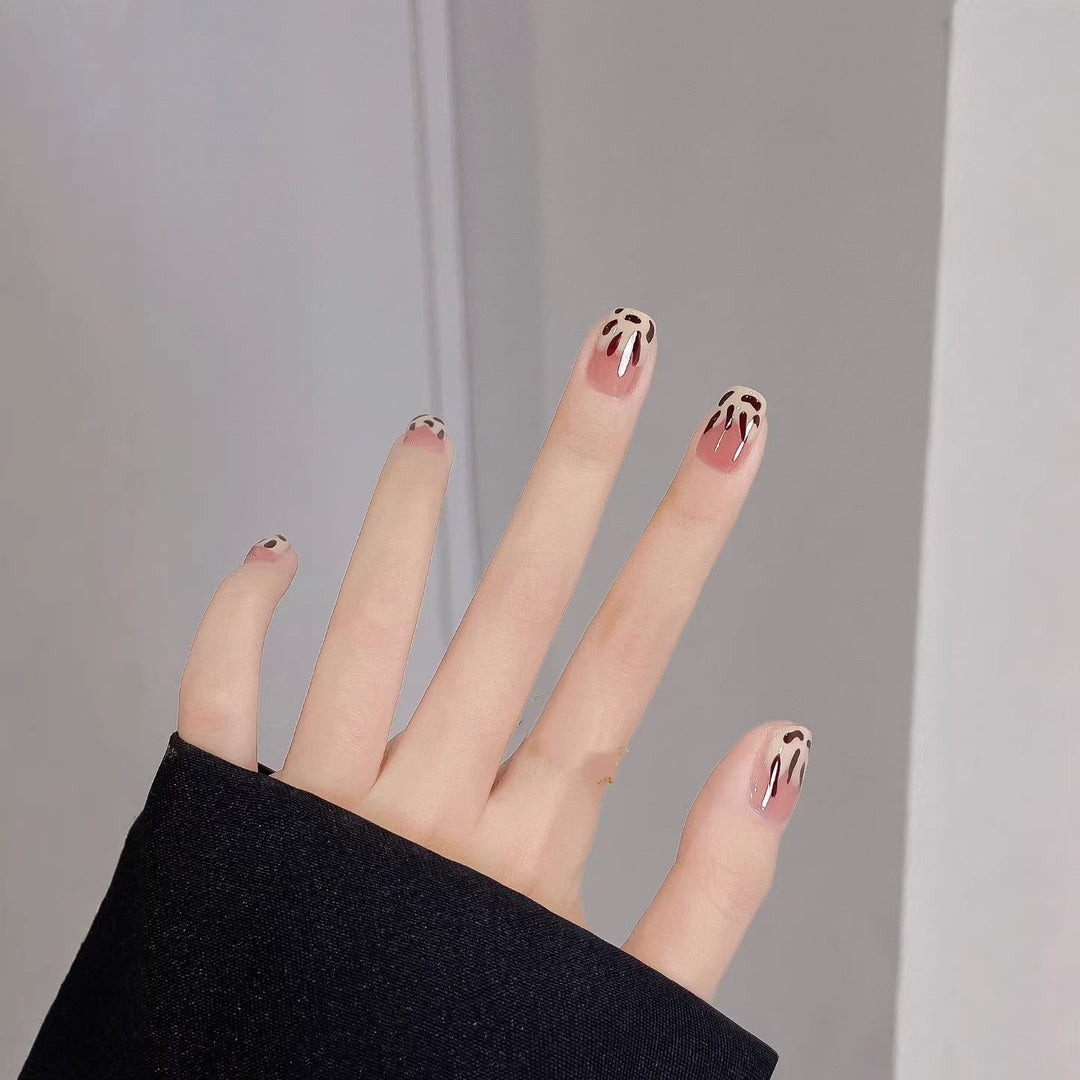 Künstlerisches Press-On Nagelset mit modernem abstraktem Design