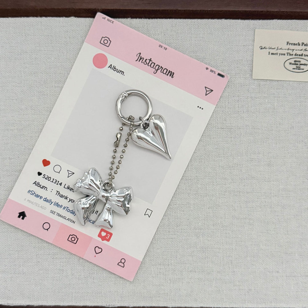 Herzförmiger Charm-Schlüsselanhänger mit Schleife Karnz