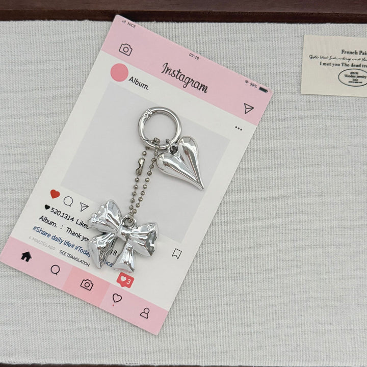 Herzförmiger Charm-Schlüsselanhänger mit Schleife Karnz