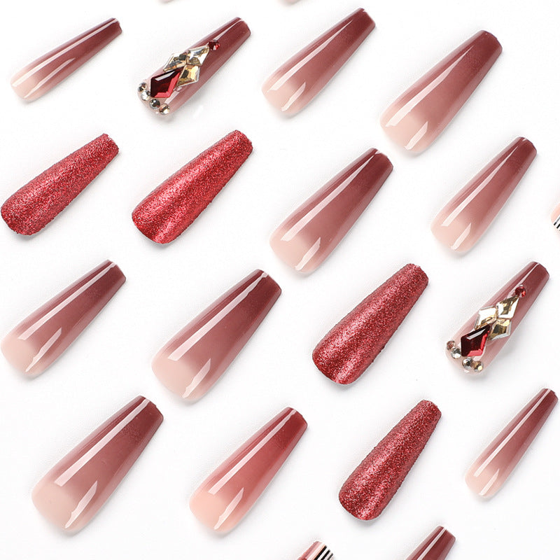 Glamouröse Stiletto-Nägel mit extravagantem Design und Glitzerakzenten Karnz