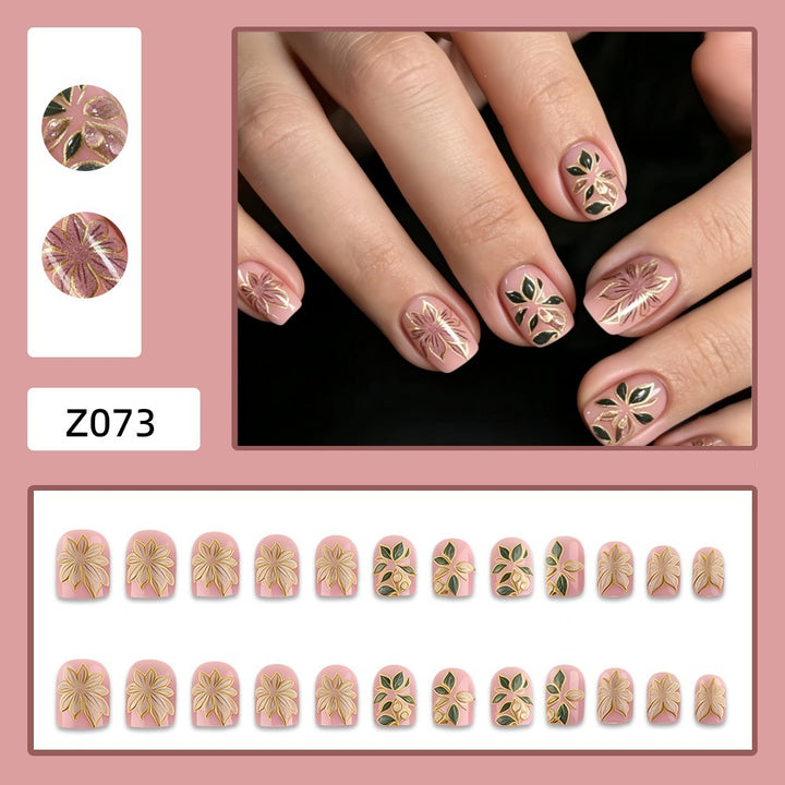 Kunstnägel mit romantischen floralem Design Karnz