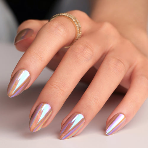 Kunstvolle Nagelkunst mit holografischem Effekt Karnz