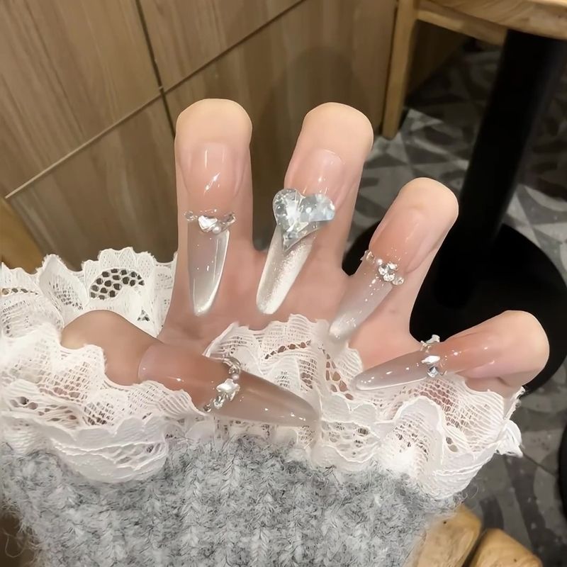 Glamouröse Kunstnagelspitzen mit eleganten Verzierungen Karnz