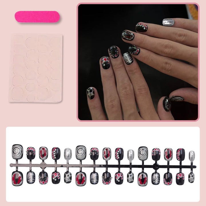 Kunstnagelset mit kreativen Mustern und glamourösen Details Karnz