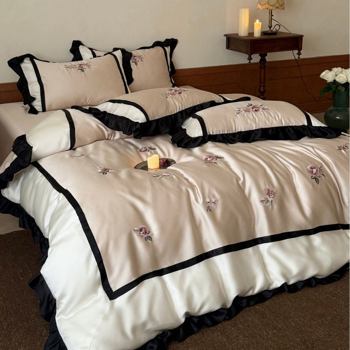 Luxuriöses Satin-Bettwäsche-Set mit gestickten Rosen und volancierter Rüsche