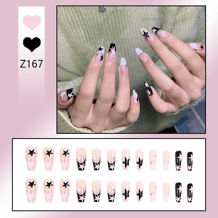 Kunstnagelset mit eleganten Wellenmustern und zarten Perlenakzenten Karnz