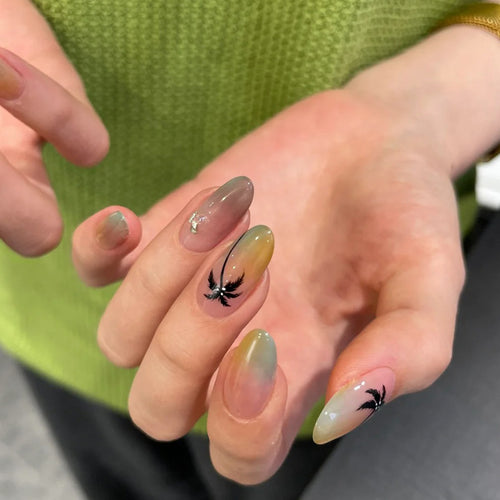 Künstlerisches Ombre-Nail-Design mit floralem Akzenten