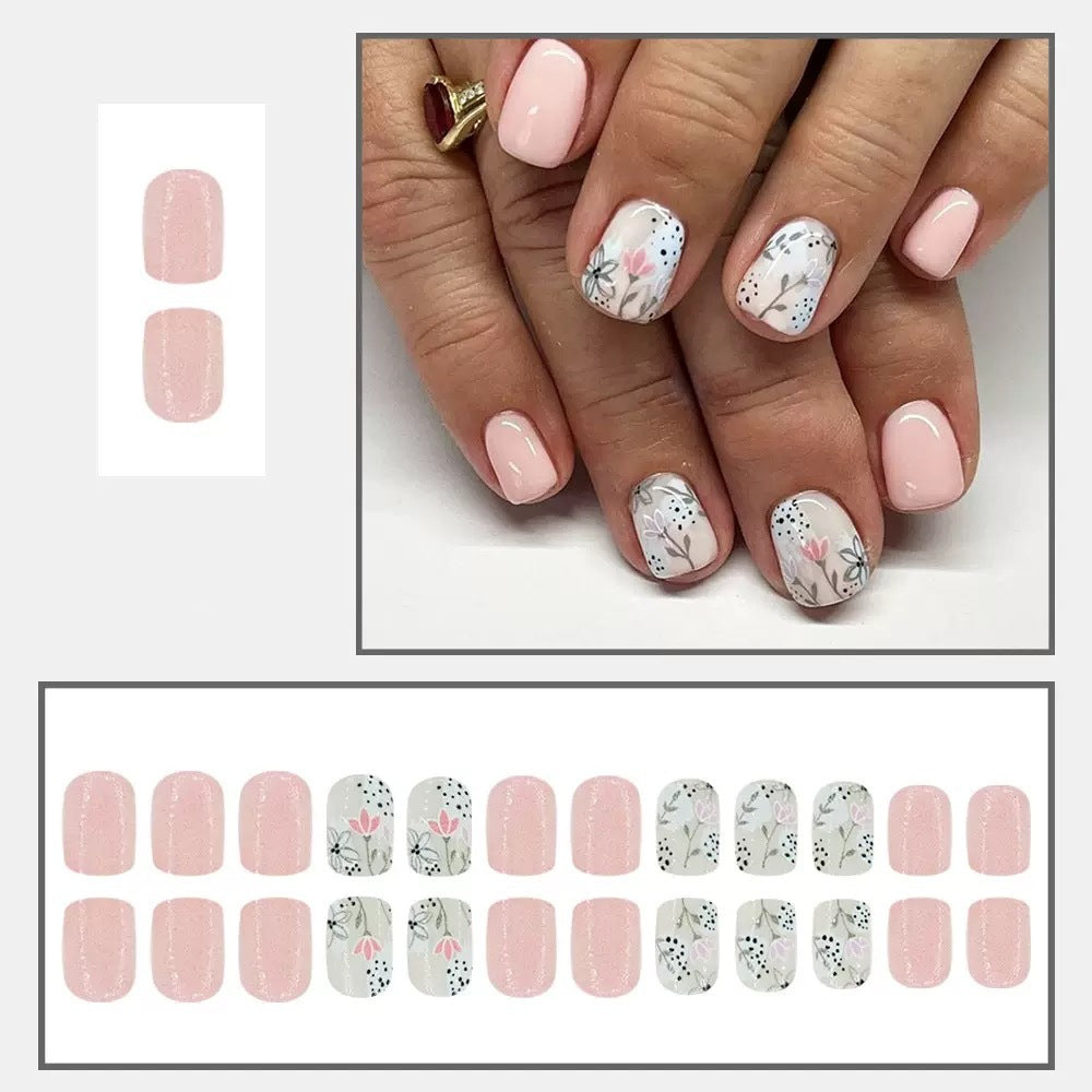 Kunstnagelset mit floralen Designs und elegantem Finish Karnz