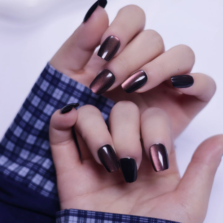 Kunstnägel mit schimmerndem Metallic-Finish Karnz