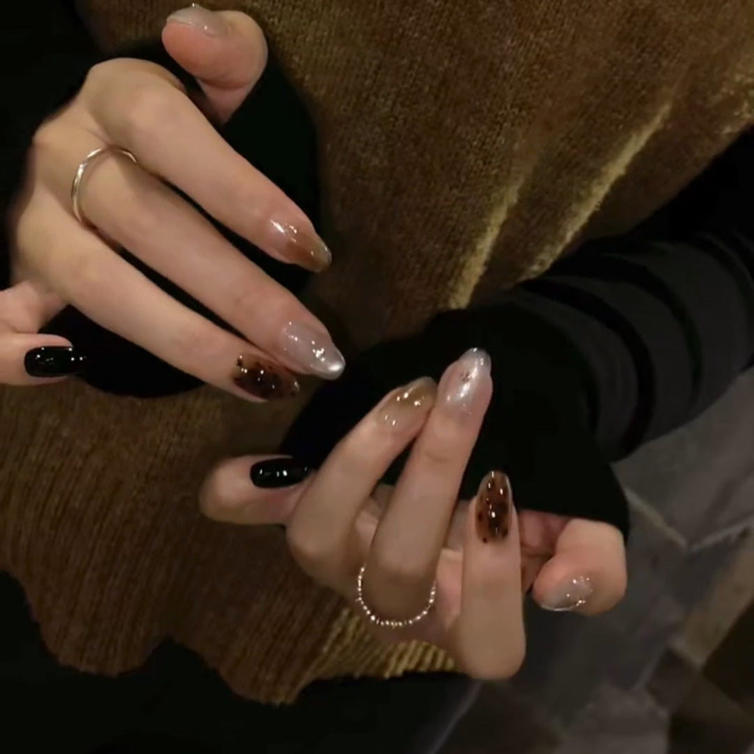 Kunstnagelset mit Innovativem Ombre-Design und Muster Karnz