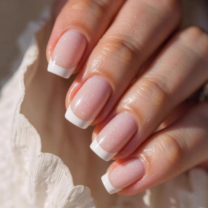 Elegante Nagelkunst mit Schwarz-Weiß-Kontrast Karnz