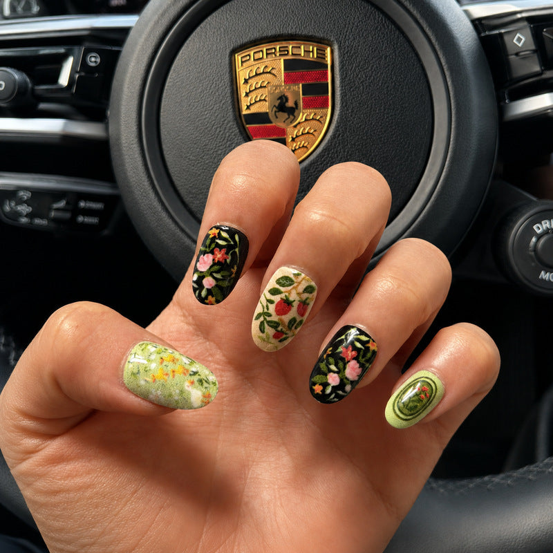 Kunstnägel mit floralem Design Karnz